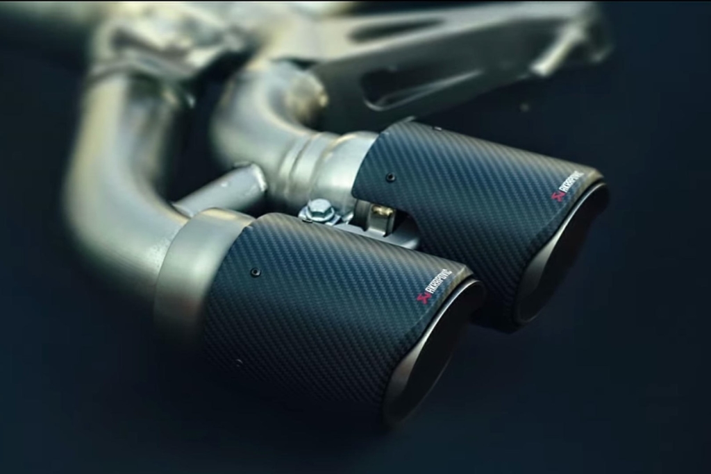 BMW m8 Akrapovic